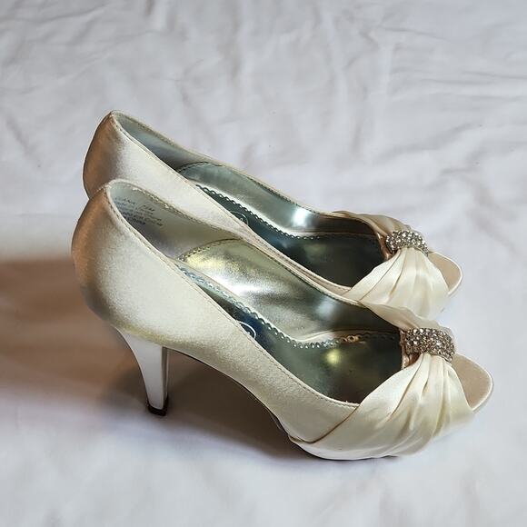 Beautiful Michaelangelo Diana ivory heels, size 7.5 - Picture 4 of 13